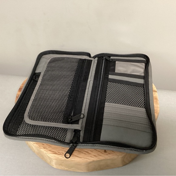 ⚫️ L L Bean Documents / Passport / Travel Organizer - Unisex - Excellent - Picture 7 of 12